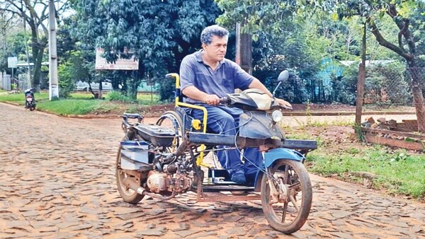 Con ingenio, adapta moto para usar con silla de ruedas