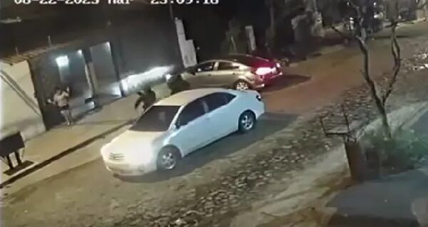 Video: así apuntaron a una madre con armas de fuego para robarle el auto con sus hijos adentro - Policiales - ABC Color