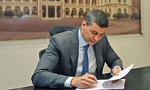 Santiago Peña promulga ley que crea el Ministerio de Economía y Finanzas