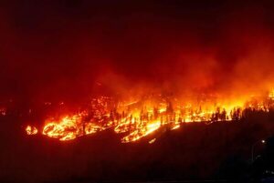 El viento y el aumento de las temperaturas agravan los incendios en el norte de Canadá - Mundo - ABC Color