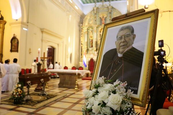 Diario HOY | Dan el último adiós al monseñor Pastor Cuquejo en la Catedral Metropolitana
