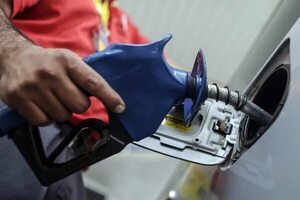 Emblemas privados bajan sus precios de combustibles desde este jueves - Economía - ABC Color