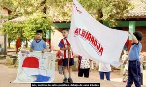 (VIDEO) Izaron la bandera de Paraguay y la de la Albirroja en escuelas