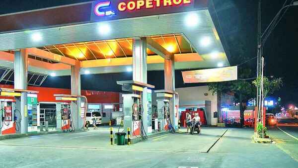 Emblemas privados reducen precios de combustibles tras anuncio de Petropar