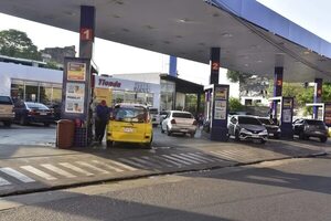 Petropar baja precio de combustibles y los emblemas privados se suman - Economía - ABC Color