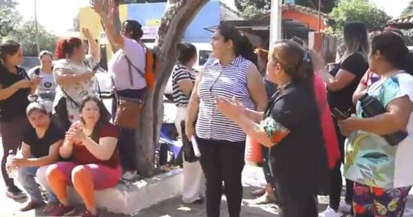 La Nación / Exigen destituir a directora por amenazar a alumnos