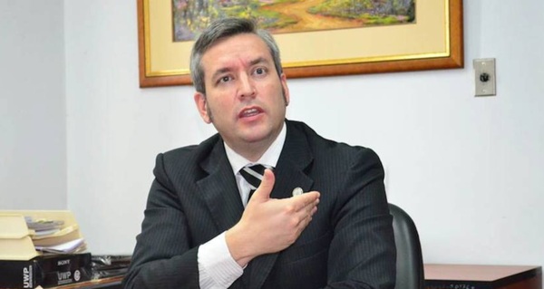 Por negligencia grave de juez, acusado por robo y coacción sexual, sobreseído