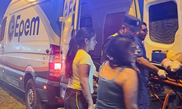 Motociclista choca con transeúnte