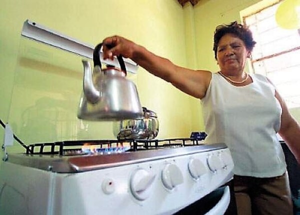 Usuarios de vehículos y amas de casa comienzan a “estar mejor” con sensible baja en los precios de combustibles – La Mira Digital