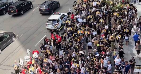 La Nación / Huelguistas marchan frente a Amazon y HBO: “Seguimos luchando”