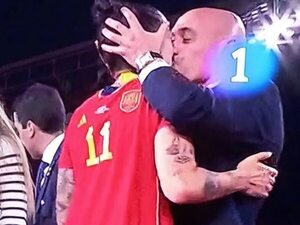 Luis Rubiales: la FIFA abre procedimiento disciplinario por el beso no consentido - Polideportivo - ABC Color