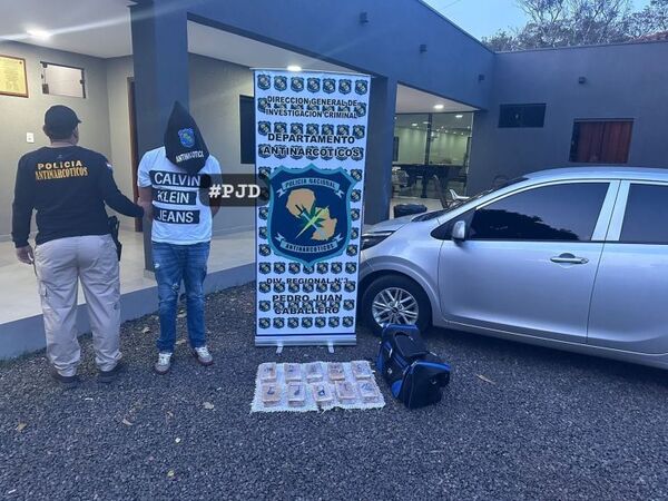 Antinarcóticos detiene a un hombre transportando paquetes de cocaína en un automóvil
