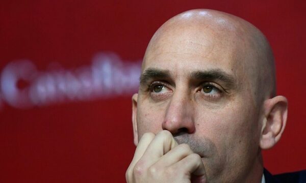 FIFA castigará a Presi de la Federación Española por besar a pelotera