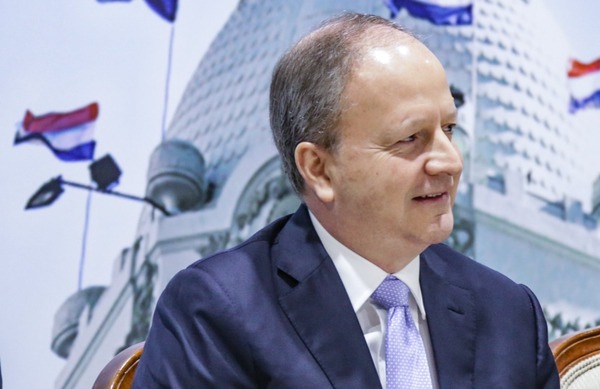 Diario HOY | Dinero que era para deudas atrasadas, lo usaron para adelanto a constructora favorita