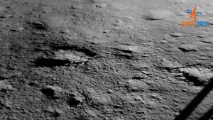 Diario HOY | La primera imagen de la Luna tras el exitoso alunizaje de la misión india