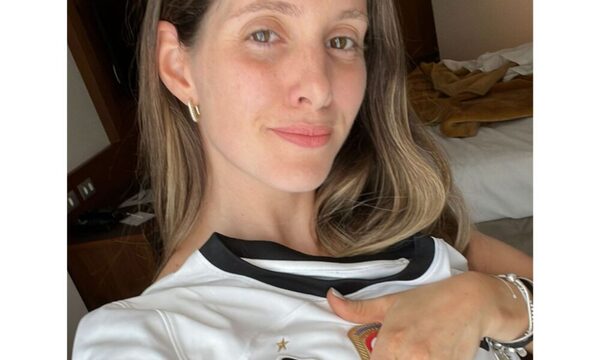 La primera vez de la doña de Ale Silva en Río: Atendé cómo cuida su camiseta de los del “FLU”