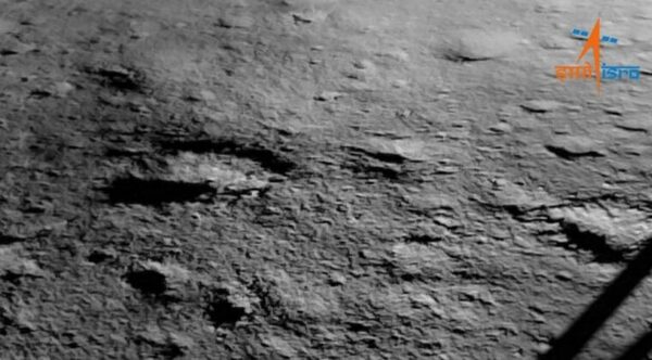 LA PRIMERA IMAGEN DE LA LUNA TRAS EL EXITOSO ALUNIZAJE DE LA MISIÓN INDIA