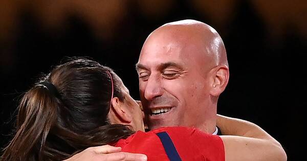 La Nación / Luis Rubiales acorralado por polémico beso a Jenni Hermoso