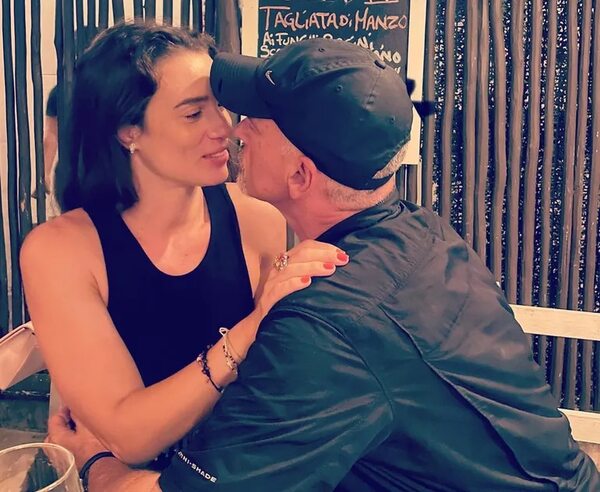 Eros Ramazzotti presentó a su novia, 25 años más joven que él - Gente - ABC Color