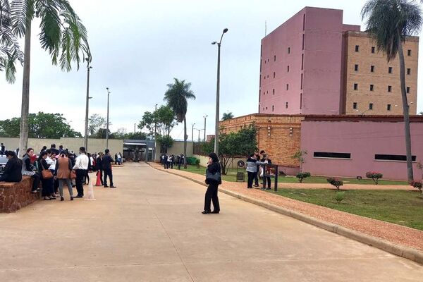 Se retomaron las actividades en el Palacio de Justicia de Caacupé tras evacuación por amenaza de bomba