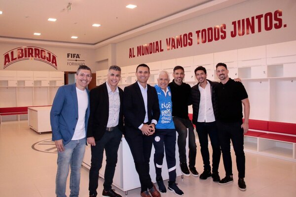 Versus / Con presencia de los históricos de la selección, el Renacer Albirrojo se lanzó en el renovado CARDE