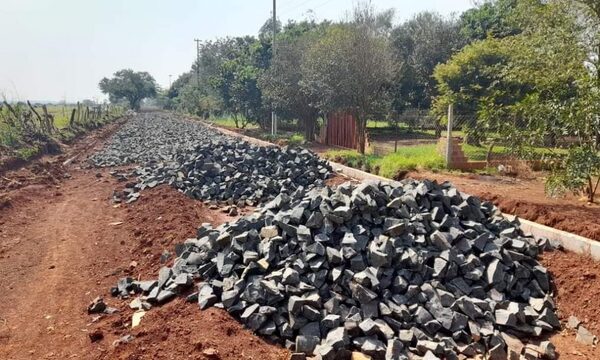 Obra inconclusa deja sin agua potable y sin camino a pobladores de El Triunfo