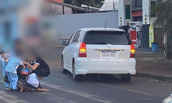 Diario HOY | Ignoró cruce peatonal y rozó a estudiantes: niño se salvó de ser arrollado