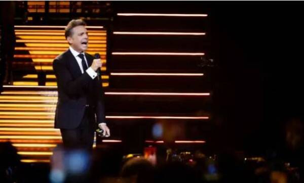 [VIDEO] ¡Captan a supuesto doble de Luis Miguel en pleno concierto!