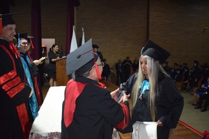 Lideresa indígena de Redención se gradúa en carrera universitaria.