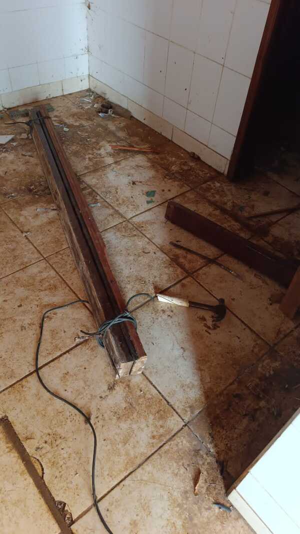 Atrapado en el acto: Hombre intenta robar puertas de un sanitario en Encarnación