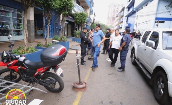 Despejan espacios ocupados irregularmente en el microcentro de CDE