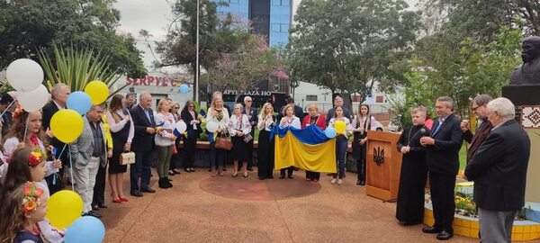 Con una oración por la paz y suelta de globos celebraron independencia de Ucrania - Nacionales - ABC Color