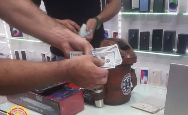 Comerciante quiso obligar a turista a llevar artículo que no eligió