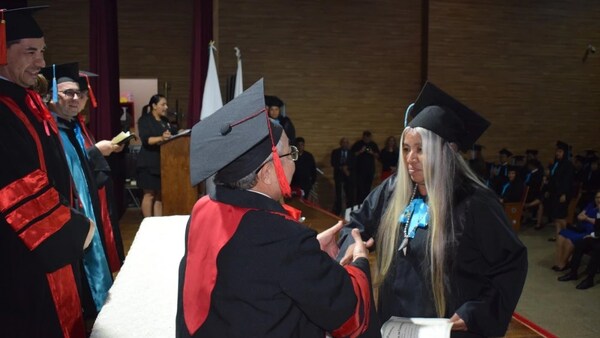 PRIMERA LIDERESA INDÍGENA DE LA REGIÓN ORIENTAL SE GRADÚA EN UNIVERSIDAD