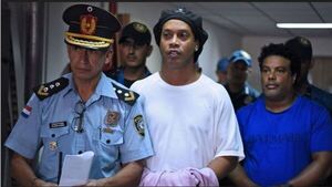 Ronaldinho podría volver a la cárcel, pero esta vez en su país