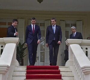 Tras reunión con Massa, hablan de un plan de pagos y auditoría a la EBY - Economía - ABC Color