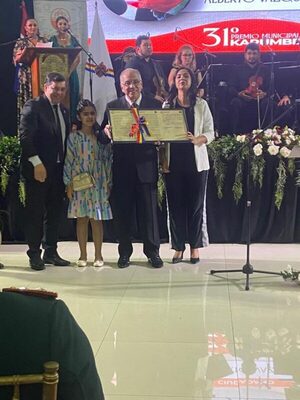 Comuna encarnacena entregó premio Karumbé a Alberto Vázquez Doldán