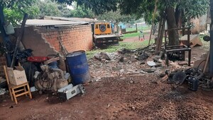 Camión atropella a un mecánico y una muralla en Hernandarias