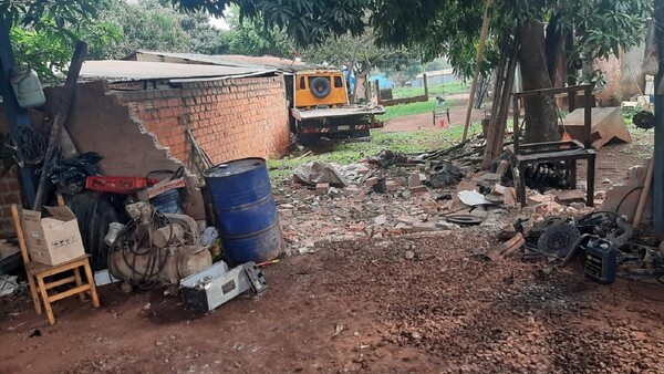 Camión atropella a un mecánico y una muralla en Hernandarias