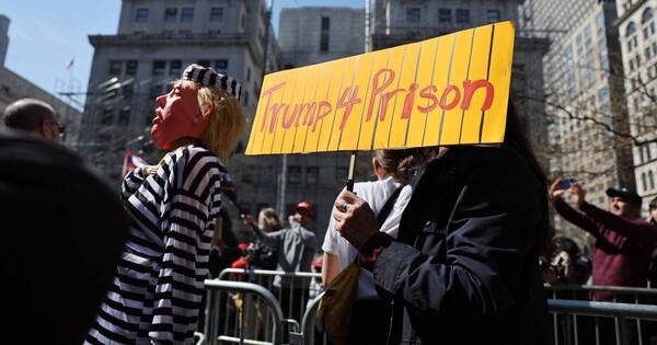 La Nación / En cárcel de Georgia, esperan para fichar a Donald Trump