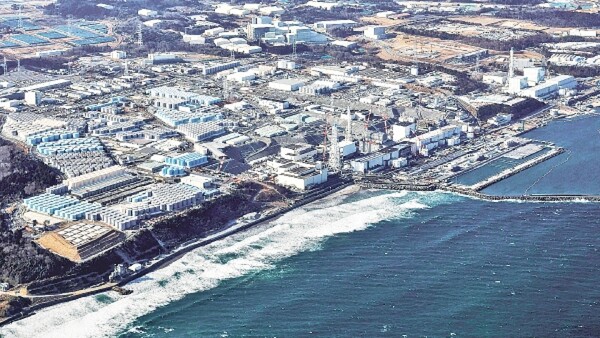 Japón vierte aguas residuales de central nuclear al océano