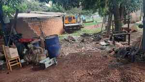 Camión atropella a un mecánico y una muralla en Hernandarias