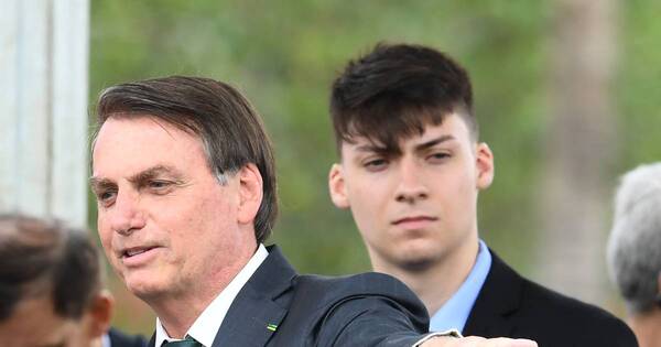 La Nación / Allanan la casa de uno de los hijos de Bolsonaro