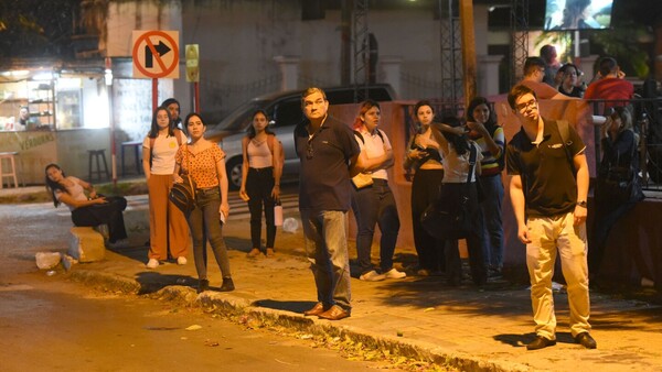 Estudiantes son asaltados tras la larga espera de buses en la noche