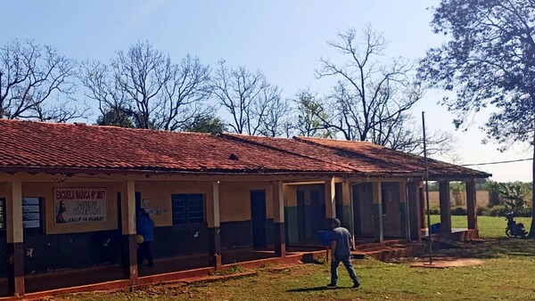 Minga Guazú: Dan clases en aulas con goteras y claman reparaciones