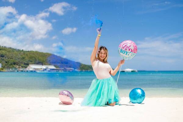 ¡Qué nivel! Exmodelo fue a la playa para revelar si tendrá nene o nena