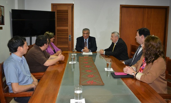 La UNE recibe visita de docentes investigadores de Chile