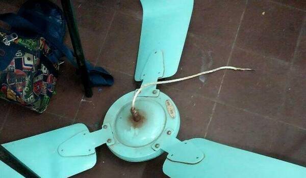 Cayó ventilador por un alumno y ¿chutaron a la profe por hablar?: "no me dejaron entrar"