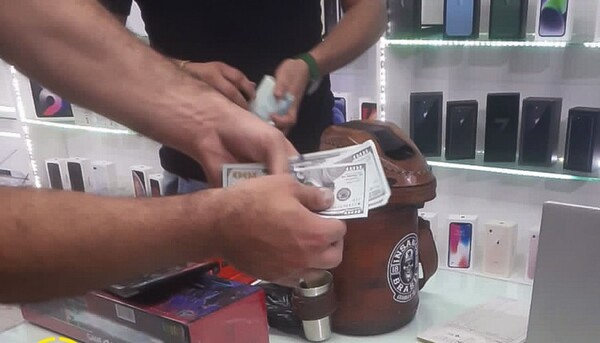 Diario HOY | Turista quiso llevar luces led, pero le obligaron a comprar otro producto