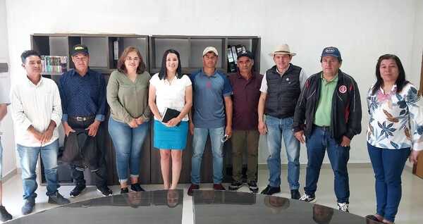 INTENDENTE DE JOSÉ LEANDRO OVIEDO RECIBIÓ A PRODUCTORES AFECTADOS POR TEMPORAL - Itapúa Noticias